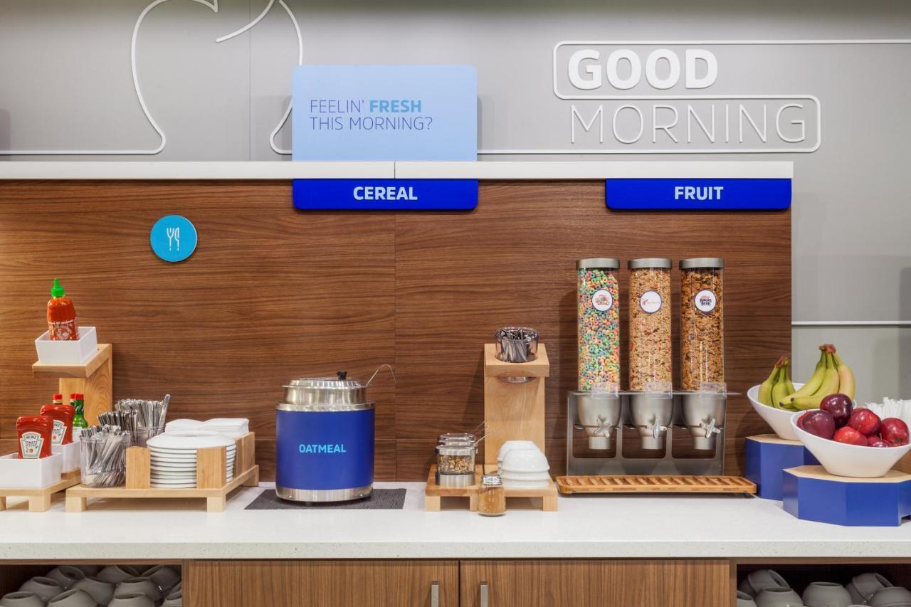 Holiday Inn Express & Suites - Elkhorn - Lake Geneva Area By Ihg Eksteriør billede