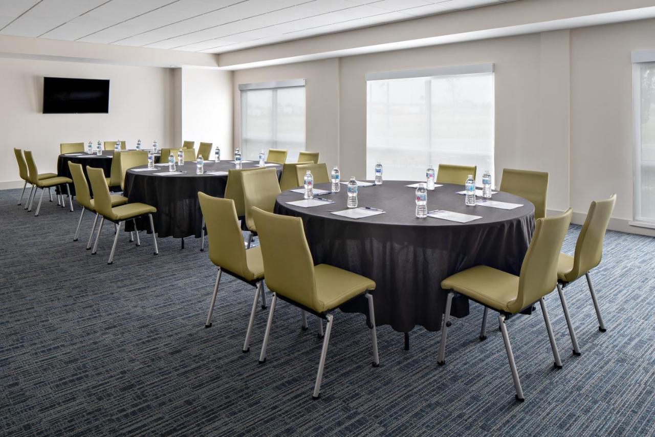 Holiday Inn Express & Suites - Elkhorn - Lake Geneva Area By Ihg Eksteriør billede