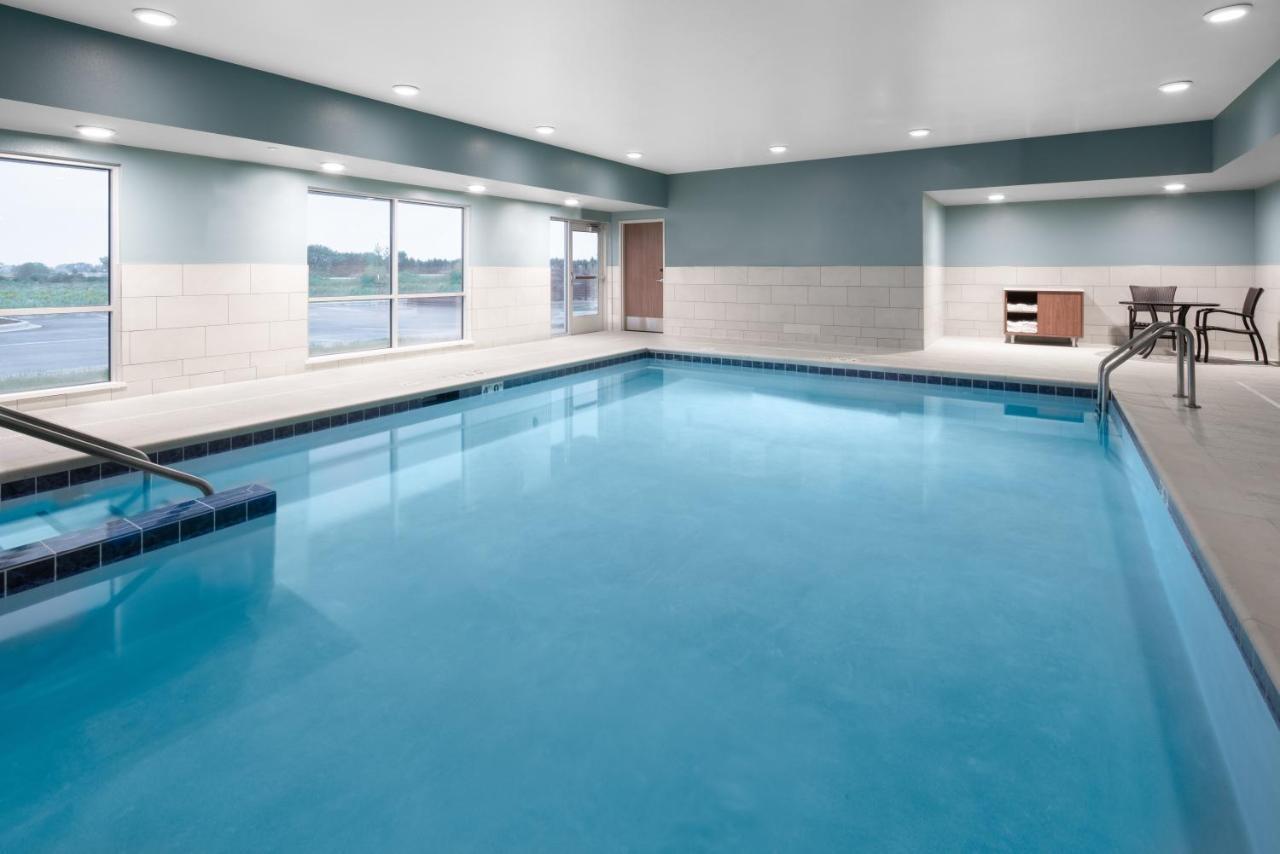 Holiday Inn Express & Suites - Elkhorn - Lake Geneva Area By Ihg Eksteriør billede