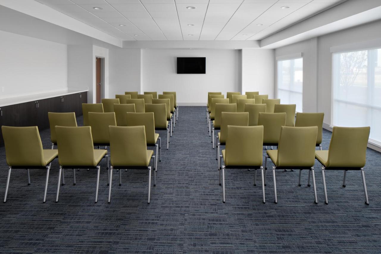 Holiday Inn Express & Suites - Elkhorn - Lake Geneva Area By Ihg Eksteriør billede
