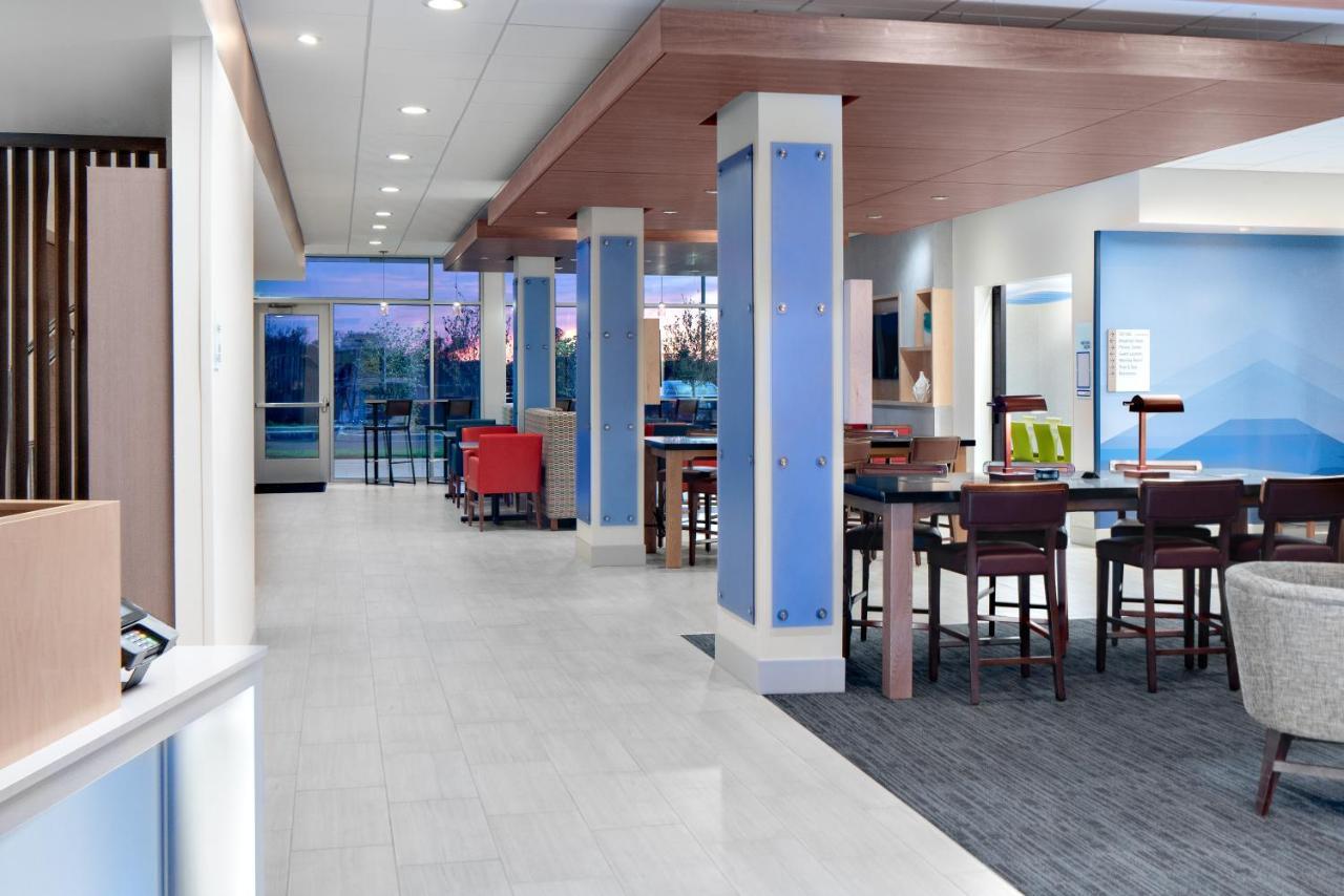 Holiday Inn Express & Suites - Elkhorn - Lake Geneva Area By Ihg Eksteriør billede