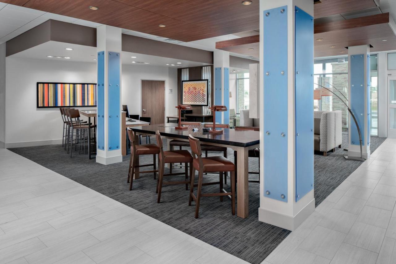 Holiday Inn Express & Suites - Elkhorn - Lake Geneva Area By Ihg Eksteriør billede