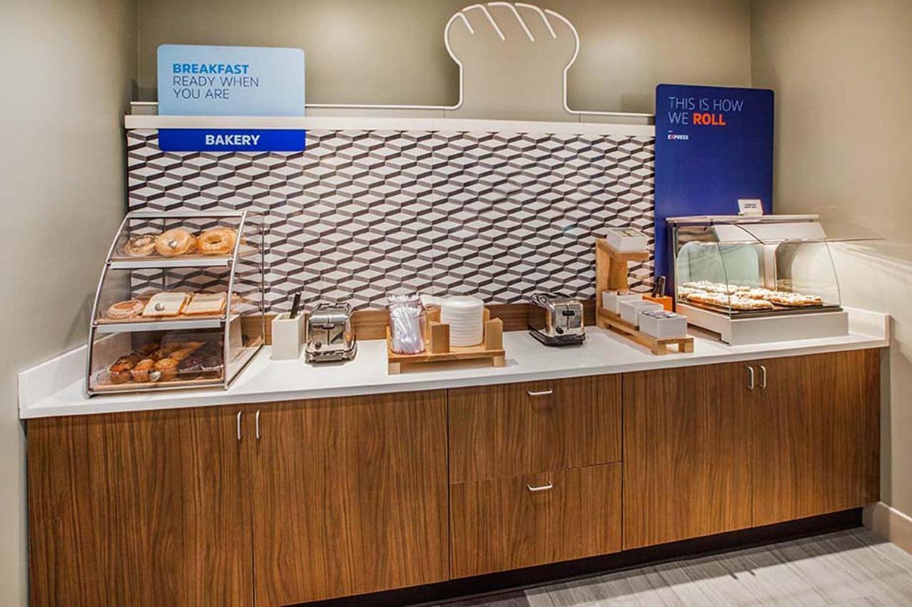 Holiday Inn Express & Suites - Elkhorn - Lake Geneva Area By Ihg Eksteriør billede