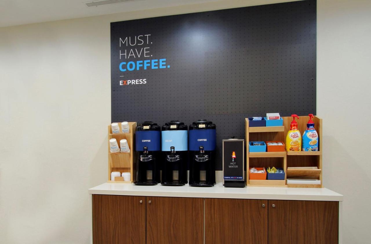 Holiday Inn Express & Suites - Elkhorn - Lake Geneva Area By Ihg Eksteriør billede